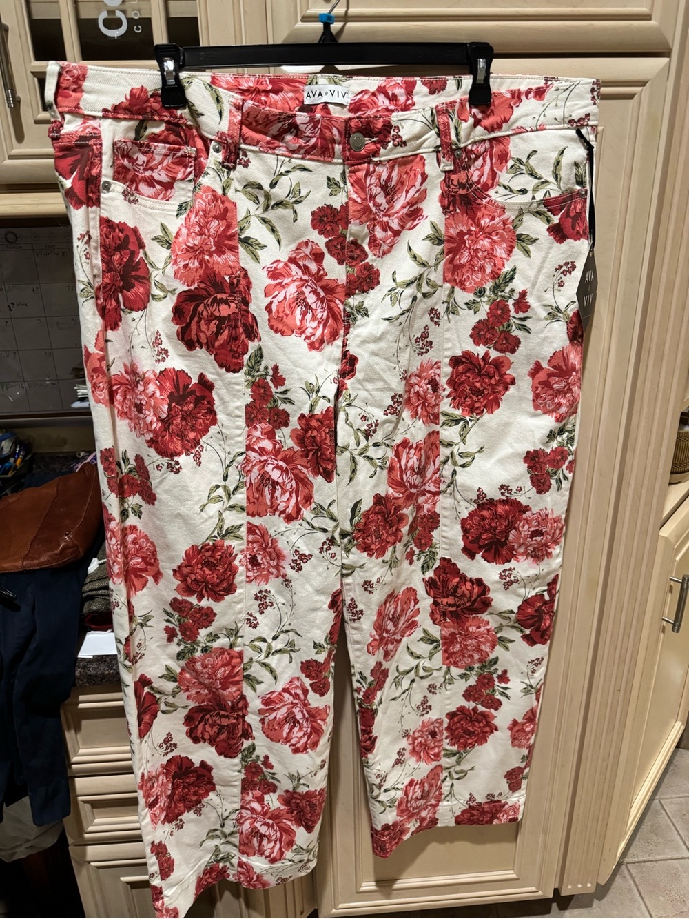 Ava & Viv Cream Wide-Leg Floral Capris with Red Rose Print